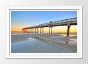 Cuadro enmarcado blanco Puente sobre la playa, atardecer