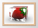 Cuadro enmarcado natural fresa dentro de un cubito de hielo