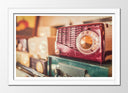 Cuadro enmarcado blanco radio retro, color fuccsia, vintage, musica