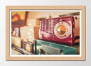 Cuadro enmarcado natural radio retro, color fuccsia, vintage, musica