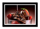 Cuadro enmarcado negro fresas con chocolate derretido