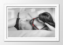 Cuadro enmarcado blanco mujer sexy sobre cama en ropa interior