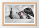 Cuadro enmarcado natural mujer sexy sobre cama en ropa interior