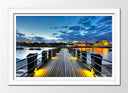 Cuadro enmarcado blanco paisaje pasarela en el mar , atardecer, pueblo