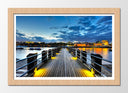 Cuadro enmarcado natural paisaje pasarela en el mar , atardecer, pueblo