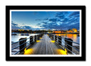 Cuadro enmarcado negro paisaje pasarela en el mar , atardecer, pueblo
