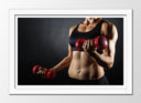 Cuadro enmarcado blanco torso mujer haciendo deporte, mancuernas