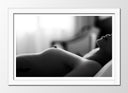 Cuadro enmarcado blanco torso mujer desnuda en la cama blanco y negro