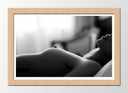 Cuadro enmarcado natural torso mujer desnuda en la cama blanco y negro