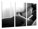 Tríptico torso mujer desnuda en la cama blanco y negro