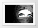 Cuadro enmarcado blanco mirada intensa mujer con velo