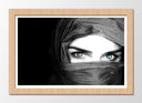 Cuadro enmarcado natural mirada intensa mujer con velo