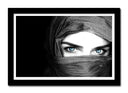 Cuadro enmarcado negro mirada intensa mujer con velo