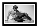 Cuadro enmarcado negro hombre semi desnudo, torso, blanco y negro