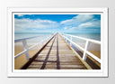 Cuadro enmarcado blanco paisaje pasarela de madera en la playa