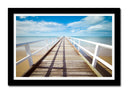 Cuadro enmarcado negro paisaje pasarela de madera en la playa