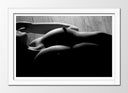 Cuadro enmarcado blanco silueta mujer torso desnudo blanco y negro