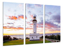 Tríptico paisaje de faro en el mar, atardecer