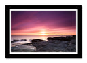 Cuadro enmarcado negro paisaje atardecer en el mar, tonos morados, relax