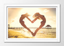 Cuadro enmarcado blanco corazon en la playa ,mujer