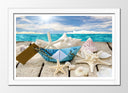 Cuadro enmarcado blanco barco de papel en la playa, conchas, caracolas, arena