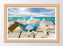 Cuadro enmarcado natural barco de papel en la playa, conchas, caracolas, arena