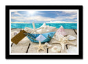 Cuadro enmarcado negro barco de papel en la playa, conchas, caracolas, arena