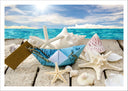 Lámina barco de papel en la playa, conchas, caracolas, arena