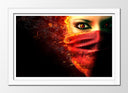 Cuadro enmarcado blanco mirada mujer fuego, tapada con pañuelo
