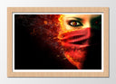 Cuadro enmarcado natural mirada mujer fuego, tapada con pañuelo