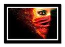 Cuadro enmarcado negro mirada mujer fuego, tapada con pañuelo