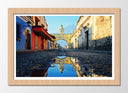 Cuadro enmarcado natural Calle en ciudad de guatemala, reflejo charco