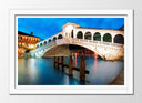Cuadro enmarcado blanco puente en venecia por la noche, italia
