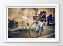 Cuadro enmarcado blanco bicicleta vintage, antiguo, sepia, ciudad