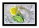 Cuadro enmarcado negro lima y limon sobre hielo, refrescante, citrico