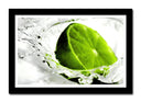 Cuadro enmarcado negro lima en agua, verde, citrico