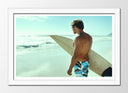 Cuadro enmarcado blanco hombre en la playa, tabla de surf,deporte