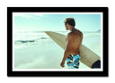 Cuadro enmarcado negro hombre en la playa, tabla de surf,deporte
