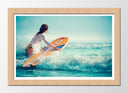 Cuadro enmarcado natural mujer surfista en el mar, tabla de surf, deporte