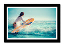 Cuadro enmarcado negro mujer surfista en el mar, tabla de surf, deporte