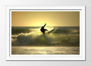 Cuadro enmarcado blanco surfista en el mar, atardecer, deporte