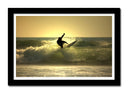 Cuadro enmarcado negro surfista en el mar, atardecer, deporte