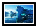 Cuadro enmarcado negro iceberg en el mar, tonos frios,hielo, oceano