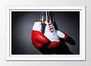 Cuadro enmarcado blanco guantes de boxeo rojos, colgando sobre fondo negro
