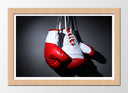 Cuadro enmarcado natural guantes de boxeo rojos, colgando sobre fondo negro