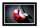 Cuadro enmarcado negro guantes de boxeo rojos, colgando sobre fondo negro