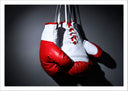 Lámina guantes de boxeo rojos, colgando sobre fondo negro