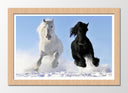 Cuadro enmarcado natural caballo blanco y negro galopando en la nieve, salvaje, naturaleza