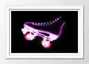 Cuadro enmarcado blanco patin color neon morado, fondo negro, patinaje