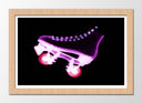 Cuadro enmarcado natural patin color neon morado, fondo negro, patinaje